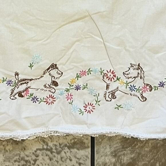 Vintage Embroidered Pillowcase Dogs Floral Garland Lace Trim Whimsical Decor - Picture 1 of 9
